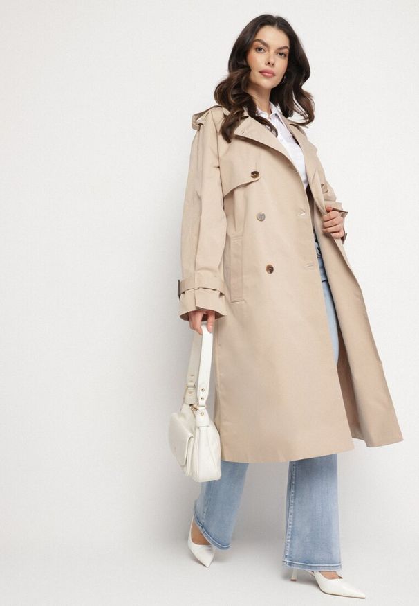 Born2be - Beżowy Płaszcz Trencz Dwurzędowy z Paskiem Cloimia. Okazja: na co dzień. Kolor: beżowy. Materiał: dzianina. Długość rękawa: długi rękaw. Długość: do kolan. Styl: casual, klasyczny, elegancki, wizytowy