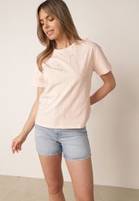 Born2be - Różowy Bawełniany T-shirt Ozdobiony Cyrkoniami Monomene. Okazja: na co dzień. Kolor: różowy. Materiał: bawełna. Wzór: aplikacja. Styl: elegancki, casual #3