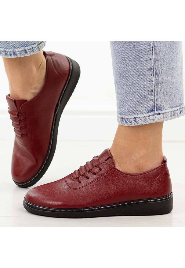 Jezzi - Bordowe półbuty damskie Unisoft 5933. Okazja: na co dzień, na spotkanie biznesowe. Nosek buta: okrągły. Zapięcie: bez zapięcia. Kolor: czerwony. Materiał: skóra. Szerokość cholewki: normalna. Sezon: wiosna, jesień. Styl: casual, biznesowy, elegancki, klasyczny