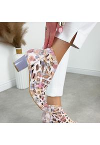 Różowe sandały damskie na obcasie z zakrytą piętą M.Daszyński 1954-15. Kolor: różowy. Materiał: zamsz. Wzór: ażurowy. Sezon: wiosna, lato. Obcas: na obcasie. Styl: elegancki, klasyczny. Wysokość obcasa: średni #1