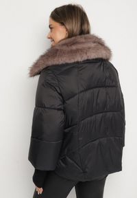Born2be - Czarna Pikowana Kurtka Oversize z Futrzanymi Zdobieniami Saranessa. Okazja: na co dzień. Kolor: czarny. Materiał: futro. Wzór: aplikacja. Styl: casual