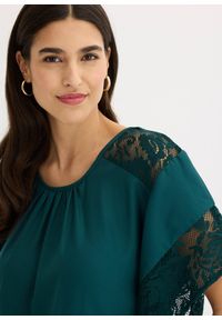 bonprix - Bluzka z aplikacjami. Kolor: zielony. Materiał: poliester, koronka. Wzór: aplikacja #2
