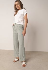 Born2be - Zielone Szerokie Spodnie z Prążkowanej Tkaniny z Wysokim Stanem Sarora. Okazja: na co dzień. Stan: podwyższony. Kolor: zielony. Materiał: tkanina, prążkowany. Wzór: prążki. Styl: casual #7