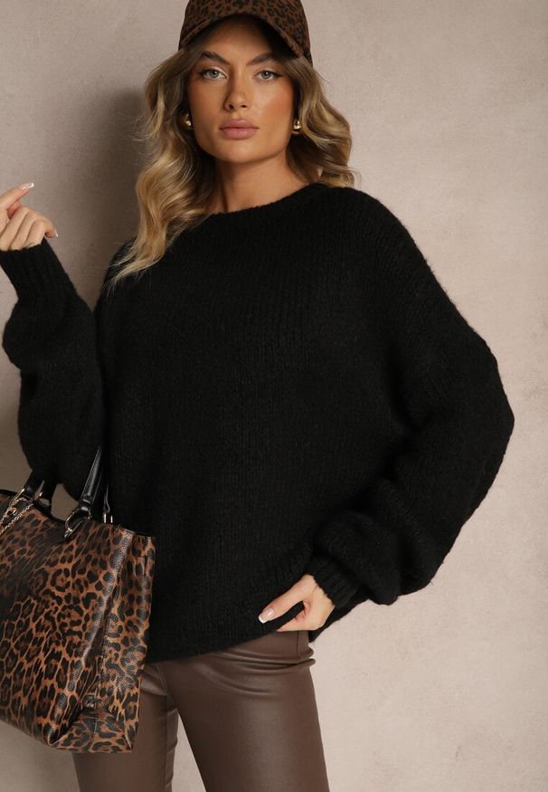 Renee - Czarny Klasyczny Sweter z Wełną i Wiskozą o Luźnym Kroju Omethea. Okazja: na spacer, na co dzień. Kolor: czarny. Materiał: wełna, wiskoza. Długość rękawa: długi rękaw. Długość: długie. Styl: klasyczny