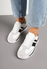 Renee - Biało-Czarne Sneakersy w Stylu Tenisówek Ozdobione Paskami Lilmi. Okazja: na co dzień. Zapięcie: pasek. Kolor: biały. Materiał: jeans. Wzór: aplikacja. Obcas: na płaskiej podeszwie #3