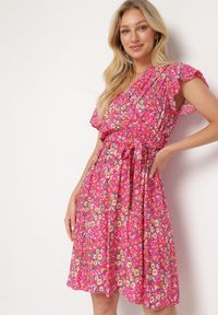 Born2be - Różowa Wiskozowa Kopertowa Sukienka Wiązana Materiałowym Sznurkiem z Gumką w Talii Zanlea. Typ kołnierza: dekolt w kształcie V. Kolor: różowy. Materiał: wiskoza, materiał. Długość rękawa: krótki rękaw. Sezon: lato. Typ sukienki: kopertowe #1