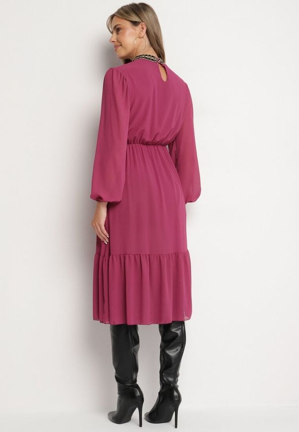 Born2be - Fioletowa Sukienka z Gumką w Talii Ozdobiona Aplikacjami przy Dekolcie Lilirae. Kolor: fioletowy. Wzór: aplikacja. Sezon: wiosna, lato. Styl: elegancki