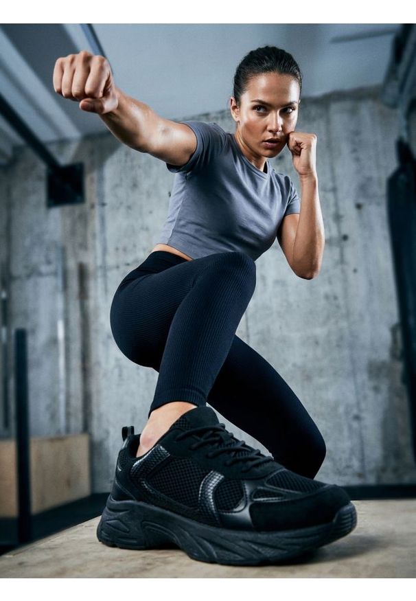 Sinsay - Sportowe legginsy bezszwowe - czarny. Kolor: czarny. Styl: sportowy