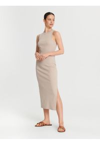 Sinsay - Sukienka midi - beżowy. Kolor: beżowy. Materiał: włókno, bawełna. Długość: midi
