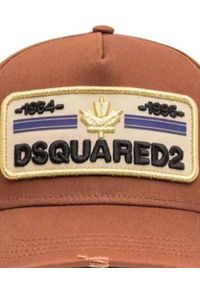 DSQUARED2 - Brązowa czapka z daszkiem. Kolor: brązowy. Wzór: napisy, aplikacja