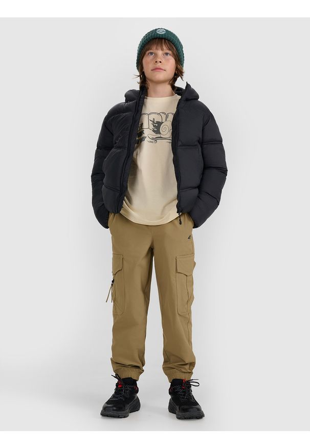 4f - 4F Kurtka puchowa z wypełnieniem syntetycznym chłopięca - czarna 146 (10-11 lat). Okazja: na co dzień. Typ kołnierza: kaptur. Kolor: czarny. Materiał: puch, syntetyk. Sezon: lato. Styl: casual, klasyczny, sportowy