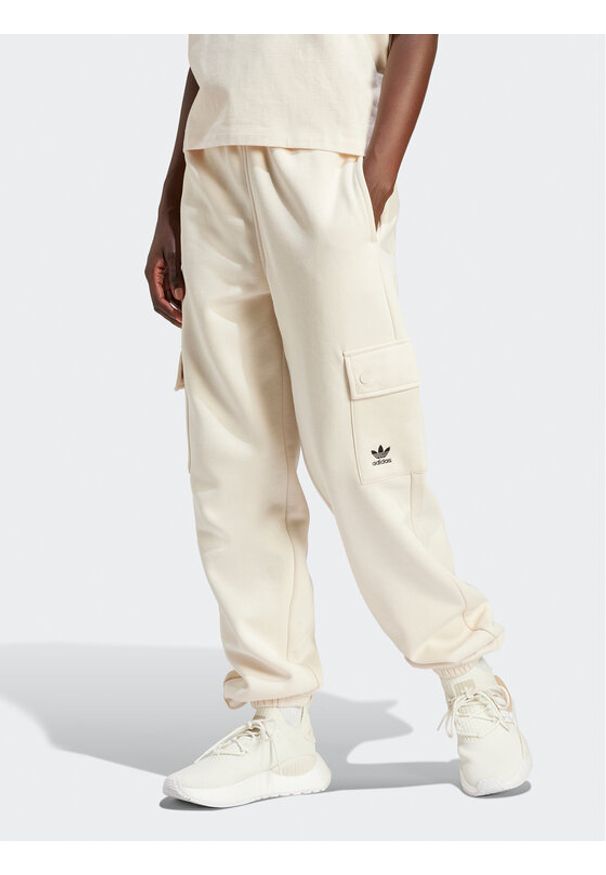 Adidas - adidas Spodnie dresowe Essentials IR5906 Beżowy Loose Fit. Kolor: beżowy. Materiał: syntetyk