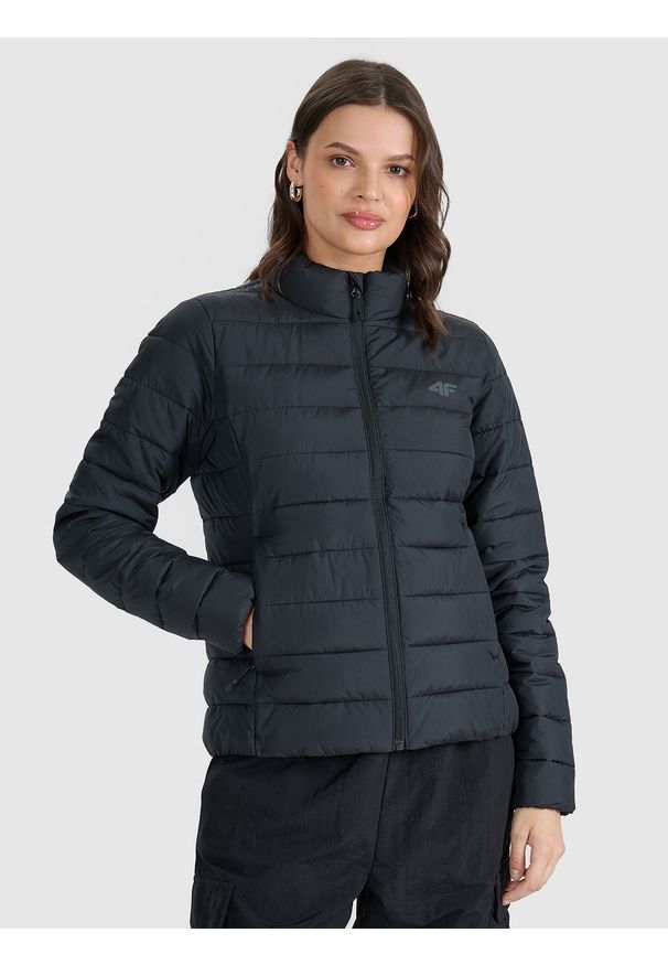 4f - 4F Kurtka puchowa z wypełnieniem syntetycznym damska - czarna M. Okazja: na co dzień. Typ kołnierza: kołnierzyk stójkowy. Kolor: czarny. Materiał: puch, syntetyk. Długość: długie. Sezon: wiosna. Styl: casual, klasyczny, sportowy