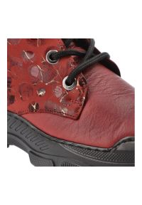 Czerwone Botki Artiker Stylowe Obuwie Damskie. Okazja: na co dzień. Zapięcie: sznurówki. Kolor: czerwony. Materiał: skóra. Wzór: aplikacja. Obcas: na platformie. Styl: elegancki #2