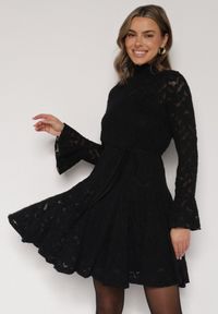 Born2be - Czarna Koronkowa Sukienka z Wiązaniem Półgolfem i Falbankami Alnefera. Okazja: na co dzień. Typ kołnierza: kołnierz z falbankami. Kolor: czarny. Materiał: koronka. Długość rękawa: na ramiączkach. Styl: klasyczny, casual #3