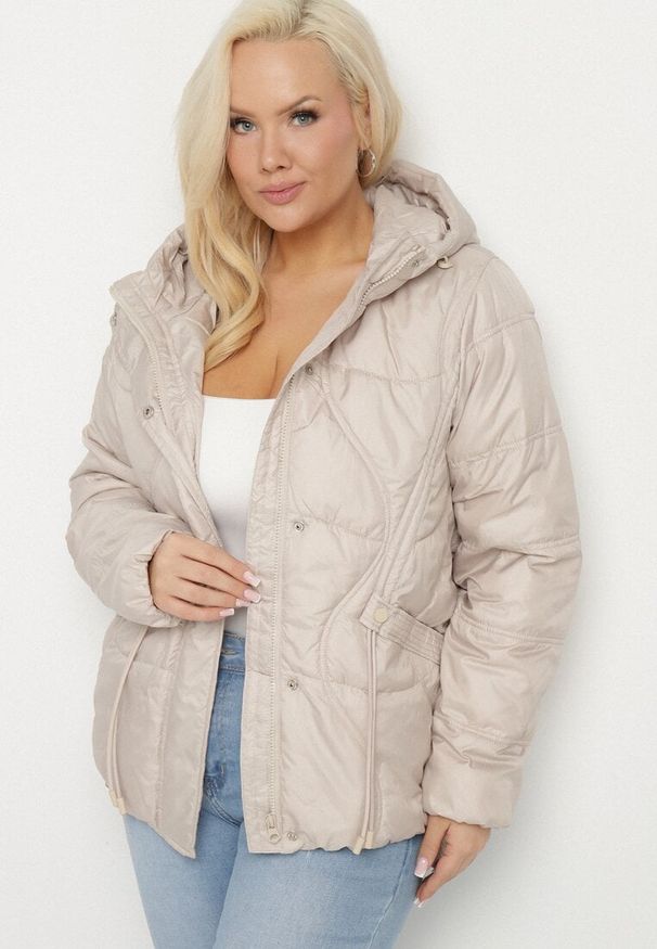 Born2be - Beżowa Kurtka Pikowana z Nieodpinanym Kapturem i Kieszeniami Annitte. Okazja: na co dzień. Kolekcja: plus size. Kolor: beżowy. Materiał: jeans. Styl: casual