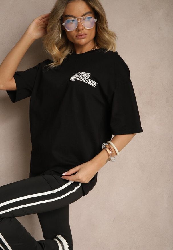 Renee - Czarna Koszulka T-shirt Ozdobiona Nadrukiem na Plecach Arilora. Kolor: czarny. Wzór: aplikacja, nadruk
