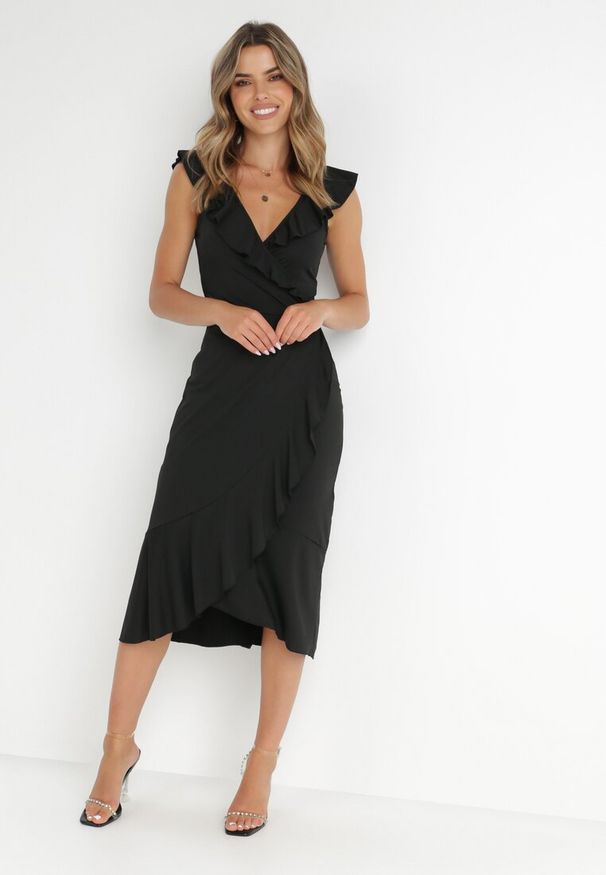 Born2be - Czarna Sukienka Harmothee. Okazja: na imprezę. Kolor: czarny. Materiał: wiskoza, tkanina. Długość rękawa: bez rękawów. Wzór: aplikacja, gładki, jednolity. Typ sukienki: kopertowe. Styl: wizytowy. Długość: mini