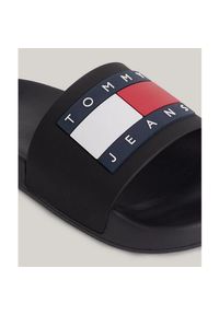 TOMMY HILFIGER - Klapki Tommy Hilfiger Flag Pool Slide Ess W EN0EN02115BDS czarne. Kolor: czarny. Materiał: guma, jeans, kauczuk. Wzór: aplikacja. Styl: wakacyjny #3