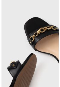 Guess sandały skórzane SARA kolor czarny. Zapięcie: klamry. Kolor: czarny. Materiał: skóra. Obcas: na obcasie. Wysokość obcasa: średni #2