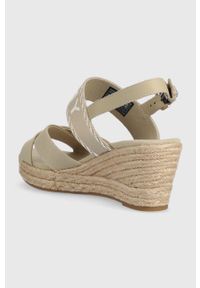 TOMMY HILFIGER - Tommy Hilfiger sandały SEASONAL WEBBING MID WEDGE damskie kolor beżowy na koturnie FW0FW07091. Zapięcie: klamry. Kolor: beżowy. Materiał: bawełna, guma. Obcas: na koturnie #2