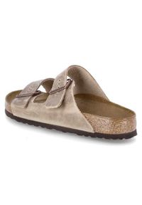 Klapki męskie Birkenstock Arizona. Zapięcie: bez zapięcia. Kolor: brązowy. Materiał: materiał. Szerokość cholewki: normalna. Sport: turystyka piesza
