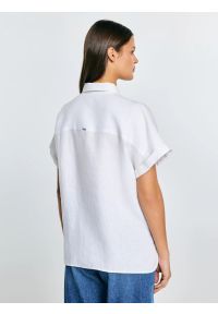 Big-Star - Koszula damska lniana biała Riore 101. Okazja: na spacer, na plażę. Typ kołnierza: kołnierzyk klasyczny. Kolor: biały. Materiał: len. Długość rękawa: krótki rękaw. Długość: krótkie. Sezon: lato. Styl: klasyczny, wakacyjny, elegancki #4