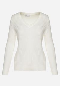 Born2be - Jasnobeżowy Sweter z Trójkątnym Dekoltem z Prążkowanej Dzianiny Derige. Okazja: na co dzień. Kolor: beżowy. Materiał: dzianina, prążkowany. Styl: casual #3