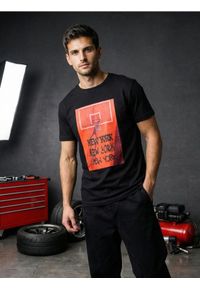 Sinsay - Bawełniana koszulka z nadrukiem - czarny. Kolor: czarny. Materiał: bawełna. Wzór: nadruk #1