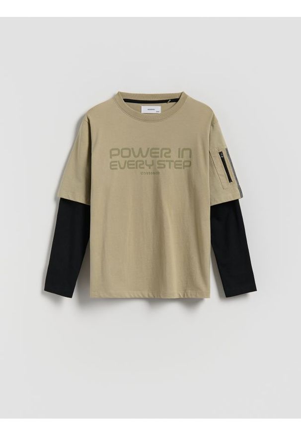 Reserved - Longsleeve oversize - oliwkowy. Kolor: oliwkowy. Materiał: bawełna, włókno, dzianina. Długość rękawa: długi rękaw