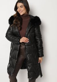 Born2be - Czarna Pikowana Kurtka o Długim Kroju Ozdobiona Paskiem i Odpinanym Futerkiem Milirra. Okazja: na spacer. Kolor: czarny. Materiał: futro. Długość: długie. Wzór: aplikacja. Styl: wizytowy, elegancki #5