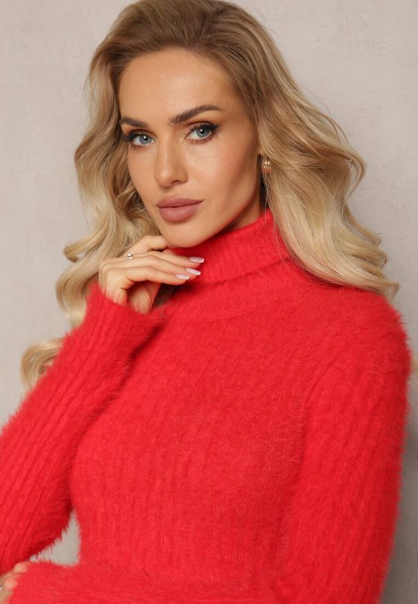 Renee - Czerwony Golf z Puchatego Materiału z Wełną i Długim Rękawem Geolla. Typ kołnierza: golf. Kolor: czerwony. Materiał: wełna, materiał. Długość rękawa: długi rękaw. Długość: długie. Wzór: jednolity. Sezon: zima, jesień