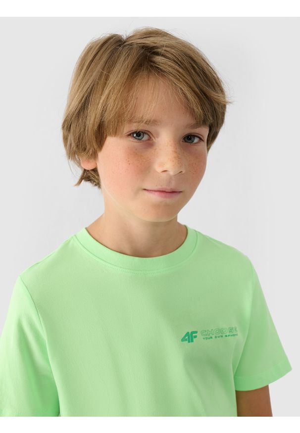 4f - 4F T-shirt regular z nadrukiem chłopięcy - zielony 140 (9-10 lat). Okazja: na co dzień. Kolor: zielony. Materiał: bawełna, dzianina, jersey. Długość rękawa: krótki rękaw. Długość: krótkie. Wzór: napisy, gładki, ze splotem. Sezon: lato. Styl: klasyczny, casual, sportowy