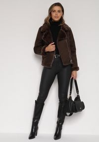 Born2be - Brązowa Kurtka Biker z Imitacji Zamszu z Futrzanymi Mankietami i Kołnierzem Awedine. Okazja: na co dzień. Kolor: brązowy. Materiał: futro, zamsz. Sezon: zima, jesień. Styl: casual, klasyczny #6
