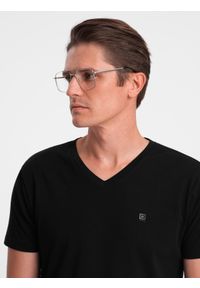 Ombre Clothing - Komplet koszulek z dekoltem V i elastanem oraz subtelnym logotypem 3-pak – mix biały/granatowy/czarny V1 - Rozmiar: S. Okazja: na co dzień. Kolor: biały. Materiał: elastan. Wzór: gładki, nadruk. Styl: klasyczny, casual