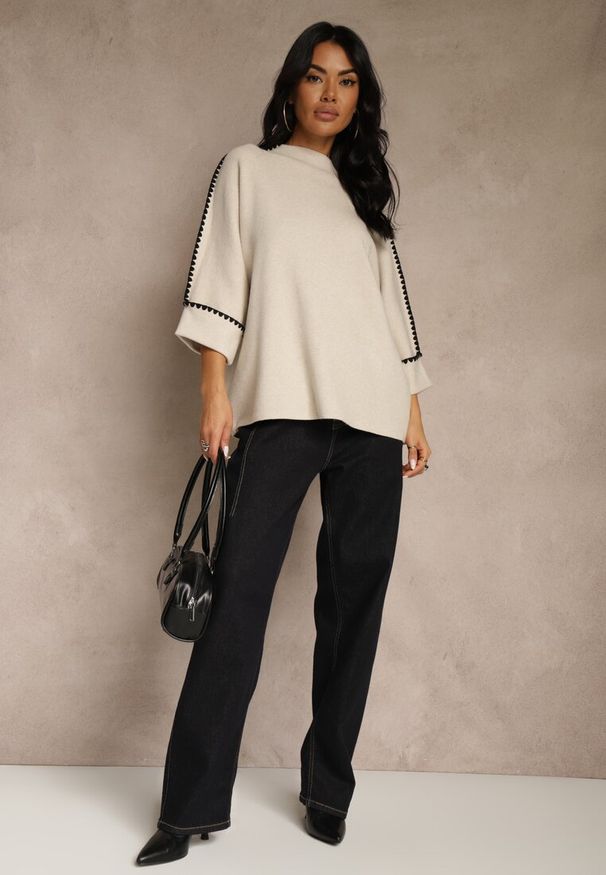 Renee - Beżowy Sweter Ozdobiony Lamówką na Rękawach Tusenna. Okazja: na co dzień. Kolor: beżowy. Materiał: jeans. Wzór: aplikacja. Styl: casual, elegancki, wizytowy