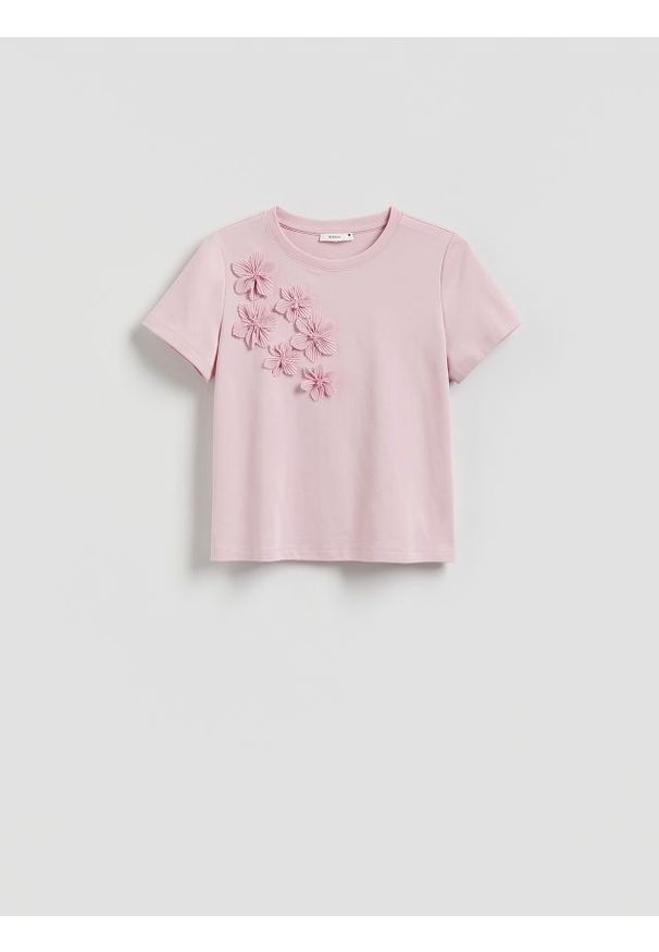 Reserved - T-shirt z kwiatową aplikacją - pastelowy róż. Kolor: różowy. Materiał: bawełna, dzianina. Wzór: aplikacja, kwiaty