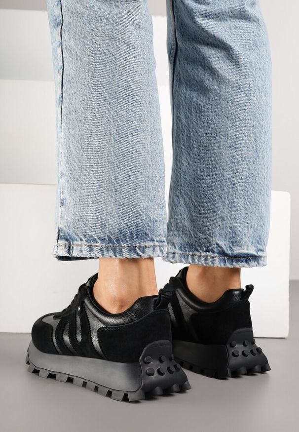 Renee - Czarne Sneakersy ze Skóry Naturalnej Ozdobione Geometrycznym Wzorem Melassea. Okazja: na co dzień. Kolor: czarny. Materiał: skóra. Wzór: aplikacja, geometria
