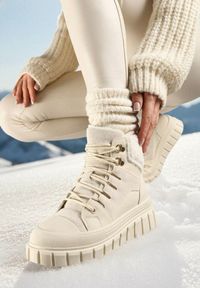 Born2be - Beżowe Botki na Platformie z Futerkiem Dorcva. Okazja: na co dzień. Kolor: beżowy. Materiał: futro. Obcas: na platformie. Styl: casual. Wysokość obcasa: średni #1