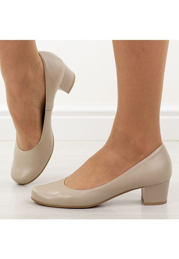 Beżowe Polskie czółenka damskie Gregors 702. Okazja: na co dzień. Kolor: czerwony. Materiał: skóra. Szerokość cholewki: normalna. Obcas: na obcasie. Styl: casual, elegancki, klasyczny. Wysokość obcasa: niski