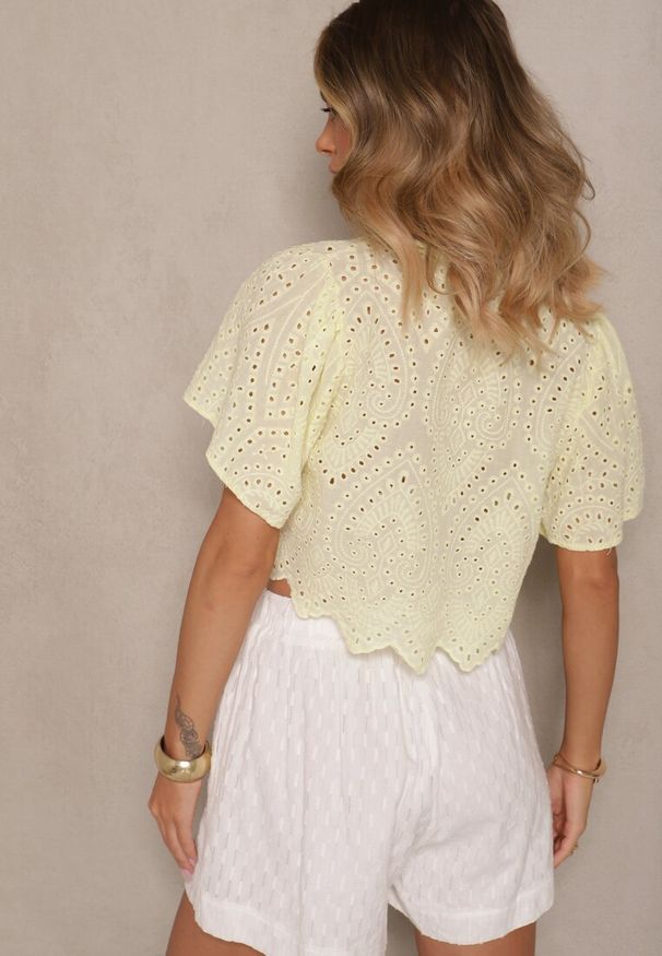 Renee - Żółta Ażurowa Bluzka z Bawełny Zdobiona Wiązaniem i Haftem Sorellita. Okazja: na co dzień. Typ kołnierza: dekolt w kształcie V. Kolor: żółty. Materiał: bawełna. Długość rękawa: krótki rękaw. Długość: krótkie. Wzór: aplikacja, ażurowy, haft. Styl: elegancki, casual