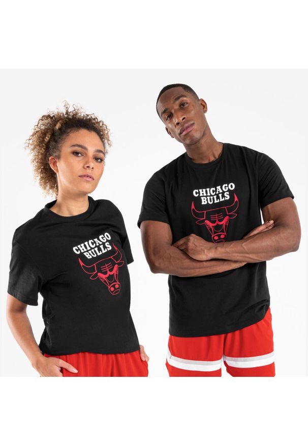 TARMAK - Koszulka do gry w koszykówkę unisex Tarmak NBA Chicago Bulls TS 900. Kolor: czarny, wielokolorowy. Materiał: poliester, bawełna, materiał. Sport: koszykówka