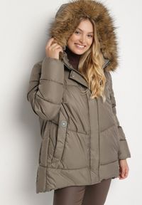 Born2be - Ciemnozielona Kurtka z Pikowanymi Przeszyciami i Kapturem z Futerkiem Anavite. Okazja: na co dzień, na spacer. Kolekcja: plus size. Kolor: zielony. Materiał: futro. Styl: casual