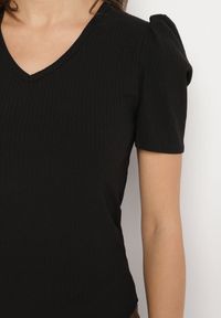 Born2be - Czarny T-shirt z Dekoltem w Serek Sunesse. Okazja: na co dzień. Typ kołnierza: dekolt w serek. Kolor: czarny. Materiał: jeans. Styl: klasyczny, casual #6