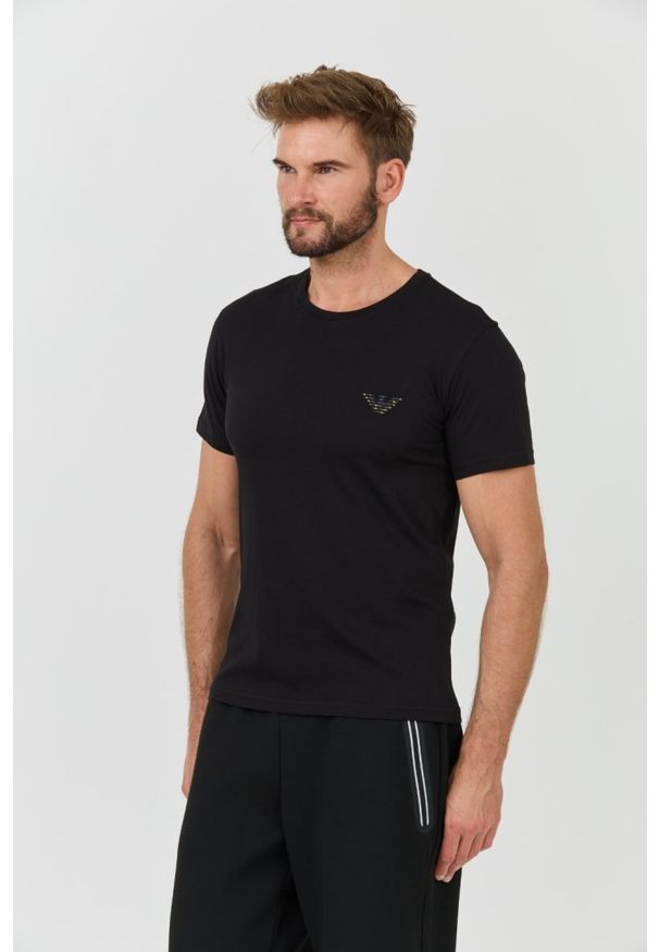 Emporio Armani - EMPORIO ARMANI Czarny t-shirt logo brodé. Kolor: czarny