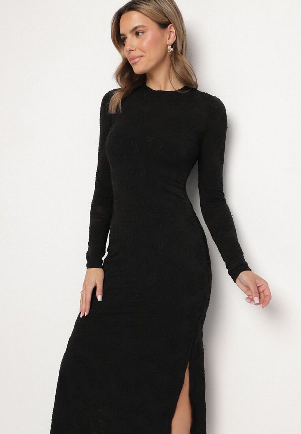 Born2be - Czarna Sukienka z Wiskozą o Dopasowanym Kroju z Tkaniny Plumeti Silsela. Kolor: czarny. Materiał: wiskoza, tkanina. Długość rękawa: na ramiączkach. Styl: klasyczny