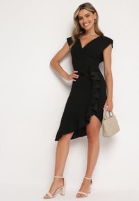 Born2be - Czarna Sukienka o Kopertowym Kroju z Falbankami i Trójkątnym Dekoltem Tanilla. Okazja: do pracy, na randkę. Typ kołnierza: kołnierz z falbankami. Kolor: czarny. Typ sukienki: kopertowe. Styl: elegancki #5