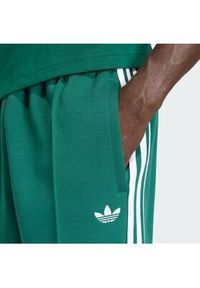 Adidas - adidas Spodnie dresowe adicolor Spacer Track KD4088 Zielony Baggy Fit. Kolor: zielony. Materiał: bawełna. Sport: turystyka piesza #3