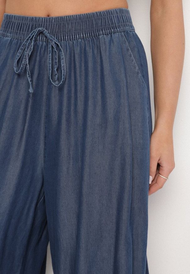 Born2be - Granatowe Bawełniane Szorty Bermudy o Szerokim Kroju z Ozdobnym Wiązaniem Falpio. Okazja: na co dzień. Kolor: niebieski. Materiał: bawełna. Styl: elegancki, casual