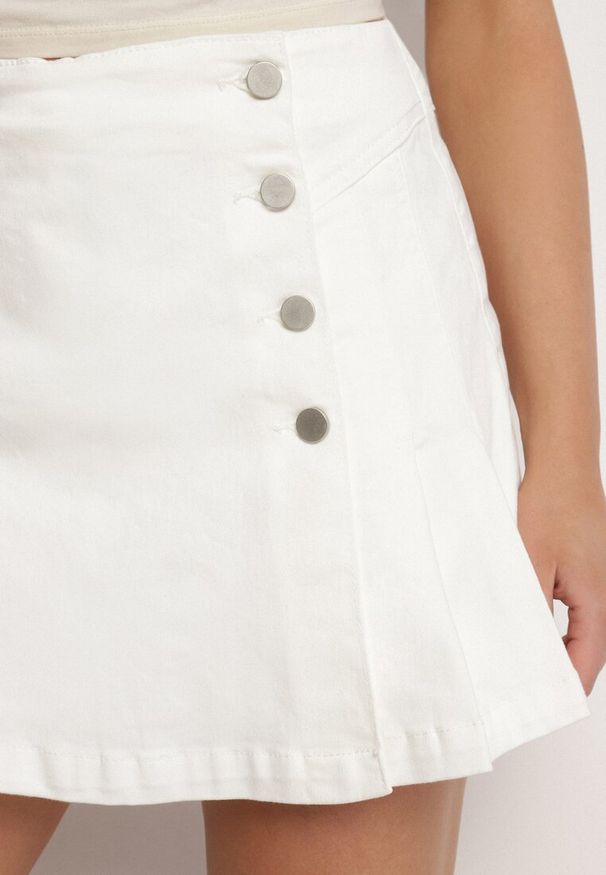 Born2be - Białe Spódnico-Szorty Jeansowe z Zakładką z Guzikami Vivirene. Okazja: na co dzień. Kolor: biały. Materiał: jeans. Styl: elegancki, klasyczny, casual